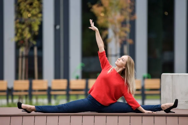 Junge Fitness Frau Mit Sportlicher Figur Beim Stretching — Stockfoto