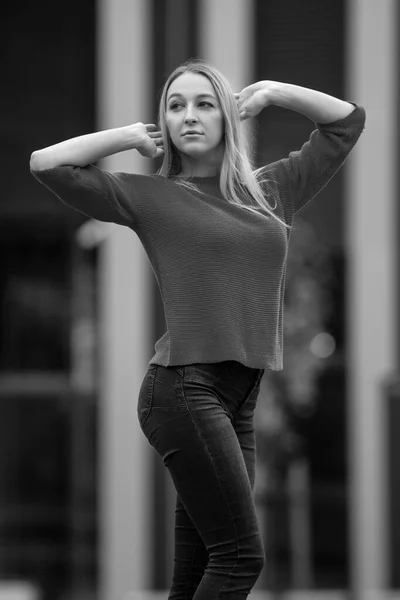 Foto Una Joven Mujer Moda Ciudad — Foto de Stock