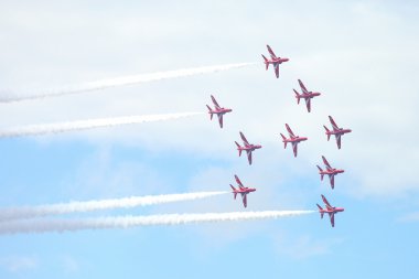 raf hava gösterisinde tallinn, Estonya - 23 Temmuz. Kraliyet Hava Kuvvetleri Kırmızı oklar raf air show tallin olay, 23 Temmuz 2013
