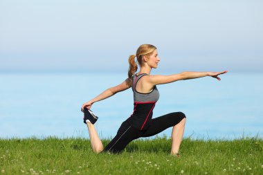 güzel kız yoga yaparken 