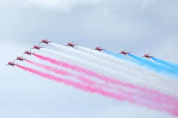 RAF luchtshow in tallinn, Estland - 23 juli. Koninklijke Luchtmacht rode pijlen raf lucht Toon tallin gebeurtenis, 23 juli 2013 — Stockfoto