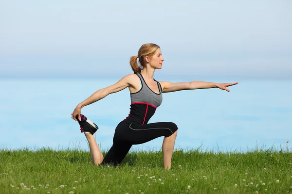 Vacker flicka gör yoga — Stockfoto