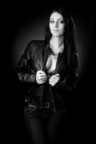 Brunette in leather jacket. black and white photo — Stock Photo, Image