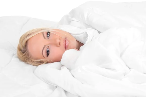 Mujer joven en la cama aislada — Foto de Stock