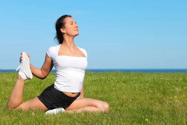 Vacker yoga kvinna utövar yoga av havet — Stockfoto