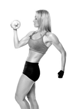 Kadın dambılları kaldırıyor