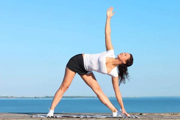 Belle femme de yoga pratiquant le yoga — Photo