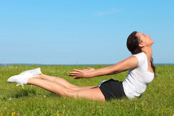 Hermosa mujer de Yoga Practicando Yoga — Foto de Stock