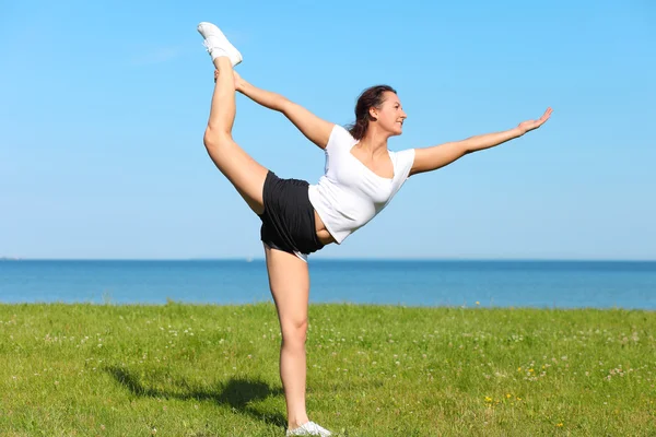 Schöne Yoga-Frau praktiziert Yoga — Stockfoto