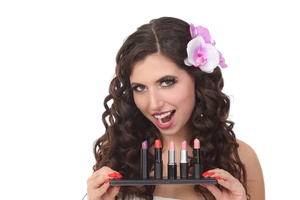 Vrouw met lippenstift op witte achtergrond — Stockfoto