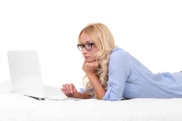 Mujer en la cama con portátil — Foto de Stock