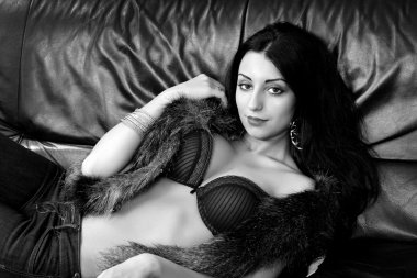 kürk koltuktaki esmer