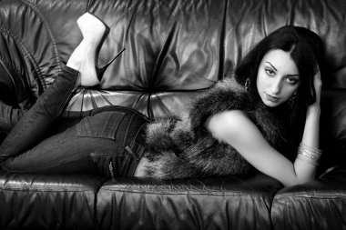 kürk koltuktaki esmer