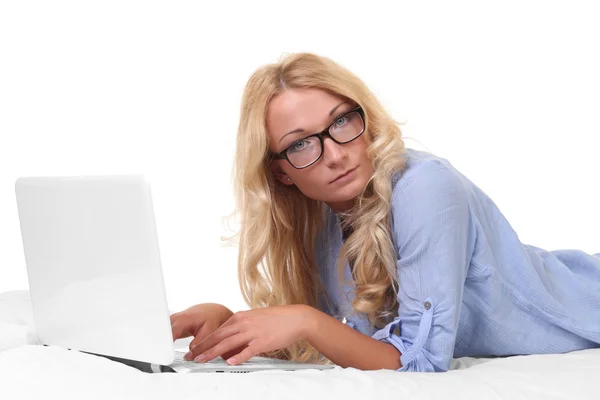 Vrouw in bed met laptop — Stockfoto