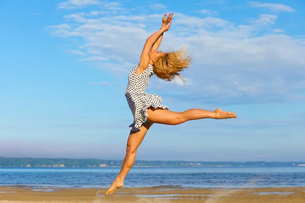 Menina bonita pulando no mar — Fotografia de Stock