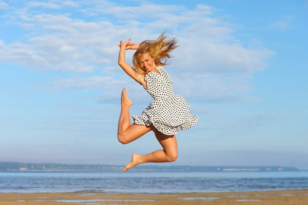 美しい少女は、海の上をジャンプ — Stock fotografie
