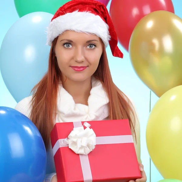 Christmas.Smiling kvinna i santa helper hatt med presentförpackning — Stockfoto