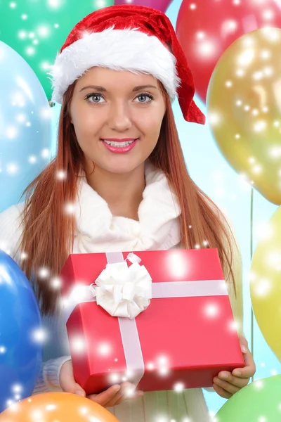 Christmas.Smiling kobieta w santa hat pomocnika z pudełka — Zdjęcie stockowe