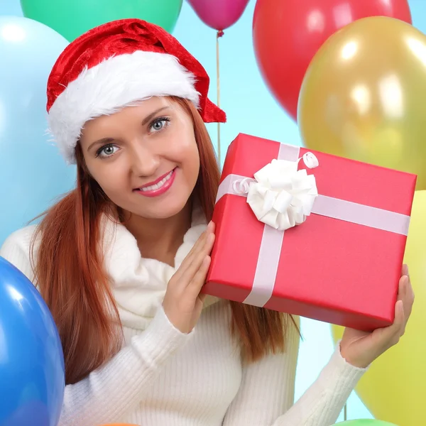 Christmas.smiling Frau mit Weihnachtsmann-Helfermütze mit Geschenkschachteln — Stockfoto