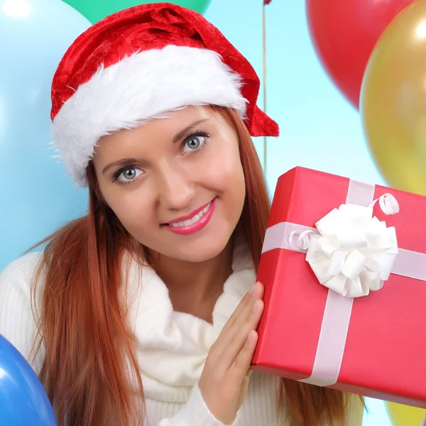 Christmas.Smiling kvinna i santa helper hatt med presentförpackning — Stockfoto