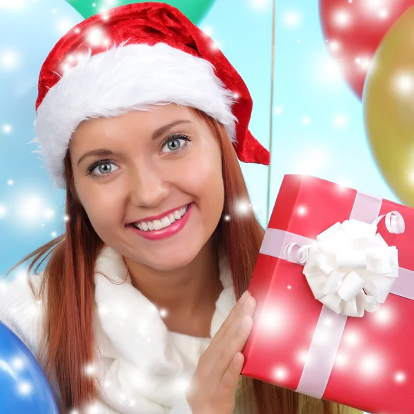 Christmas.Smiling kvinna i santa helper hatt med presentförpackning — Stockfoto