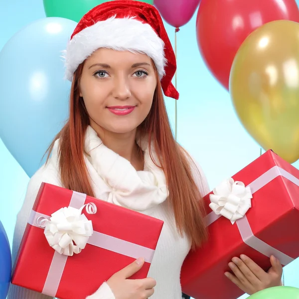 Christmas.smiling ギフト ボックス付きサンタ クロース ヘルパー帽子の女性 — ストック写真