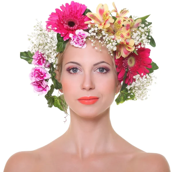 Retrato de beleza com uma cabeça florida — Fotografia de Stock