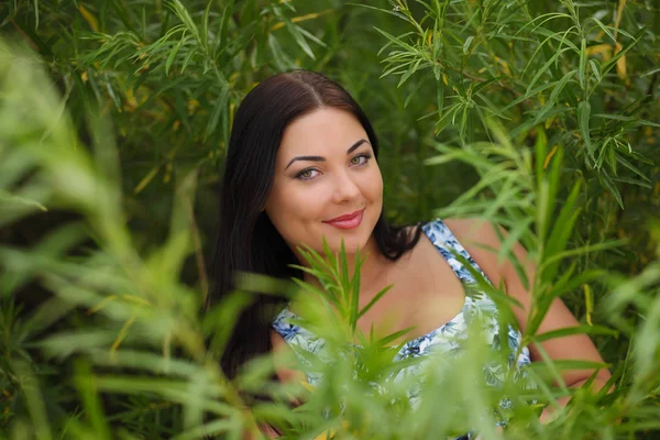 Sexy ung kvinne i kjole i gresset – stockfoto