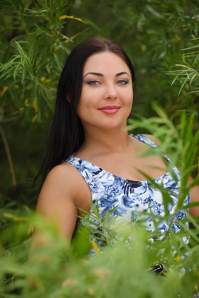 Sexy mladá žena v šatech v trávě — Stock fotografie