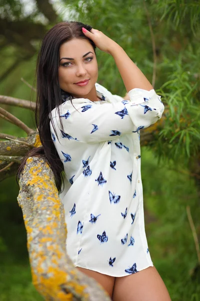 Mädchen auf Gras-Hintergrund in Hemd und Unterwäsche — Stockfoto