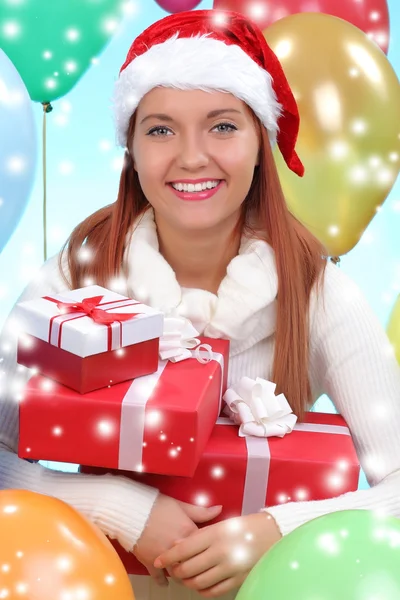 Christmas.smiling donna in cappello Babbo Natale helper con scatole regalo — Foto Stock