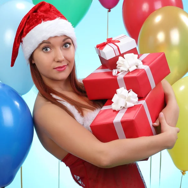 Christmas.smiling mujer en santa helper sombrero con cajas de regalo — Foto de Stock