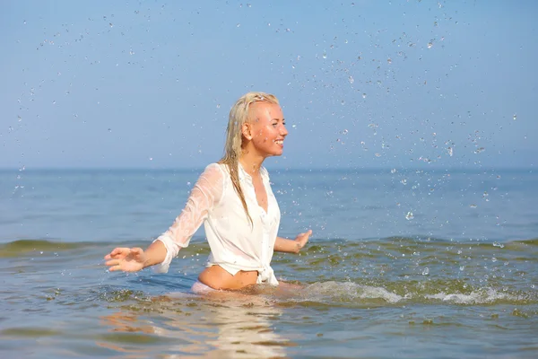Beautiful woman on the beach — Stock Photo, Image
