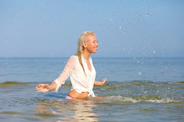 Piękna kobieta na plaży — Zdjęcie stockowe