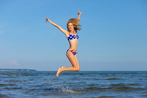 Neşeli kız denize atlama — Stok fotoğraf