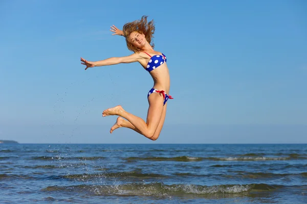 Veselá dívka, která skočila na moři — Stock fotografie