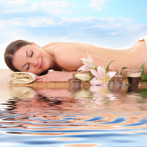 Giovane ragazza sana relax in spa — Foto Stock