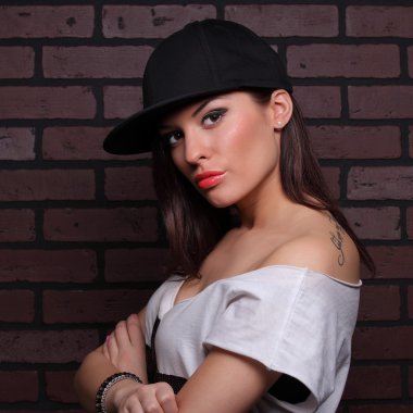 Beyzbol şapkalı güzel bir kızın portresi