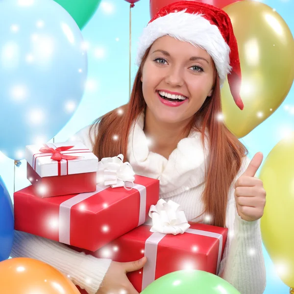 Christmas.smiling donna in cappello Babbo Natale helper con scatole regalo — Foto Stock