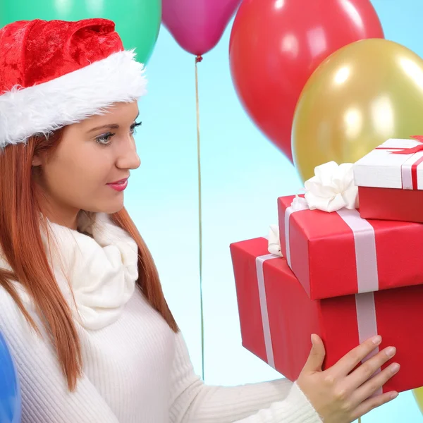 Christmas.Smiling kobieta w santa hat pomocnika z pudełka — Zdjęcie stockowe