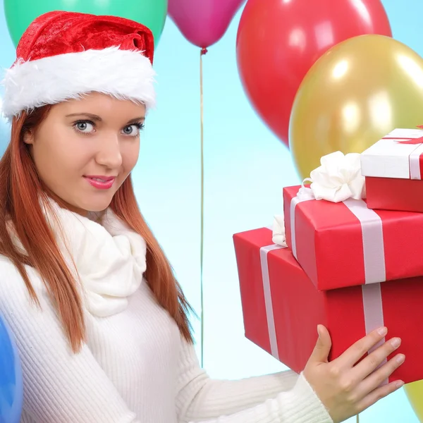 Christmas.smiling donna in cappello Babbo Natale helper con scatole regalo — Foto Stock