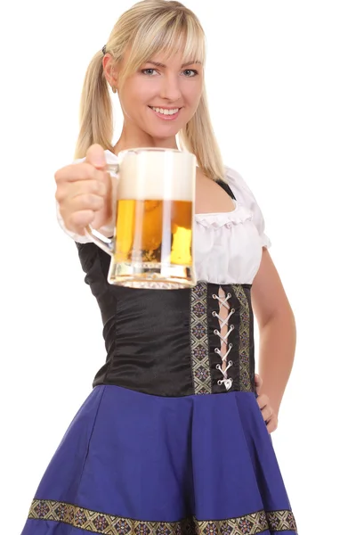 Jonge vrouw met een biertje — Stockfoto