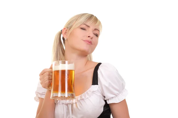 年轻女子捧着一杯啤酒 — 图库照片