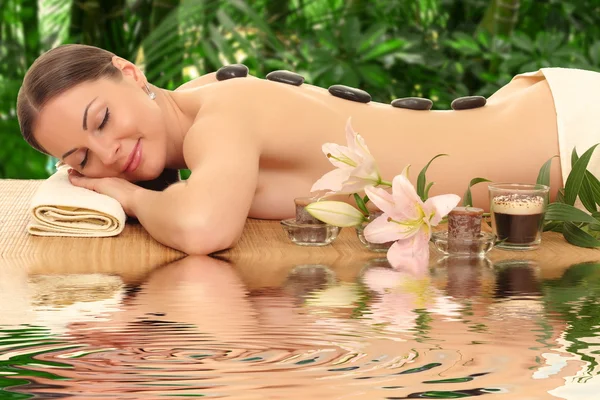 Joven hermosa mujer en el ambiente de spa . — Foto de Stock