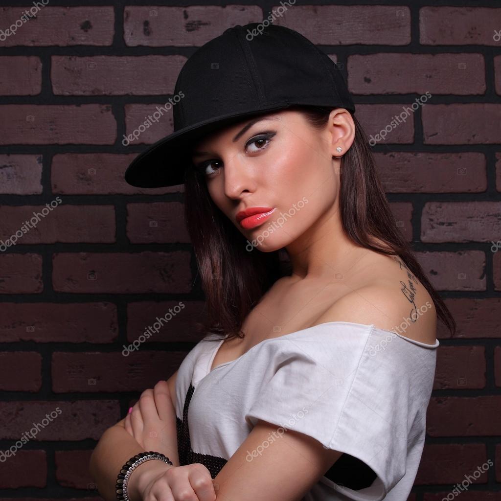 Фото Черно Белое Красивых Девушек В Кепке