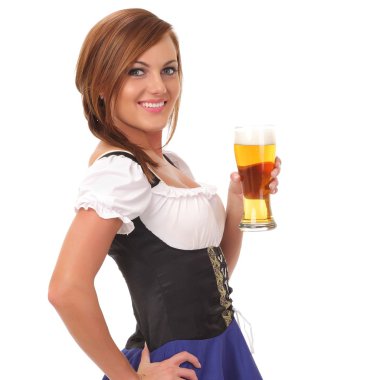 bira tutan genç kadın