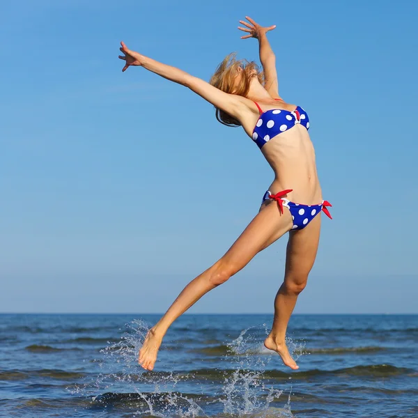 Alegre chica saltando en el mar —  Fotos de Stock