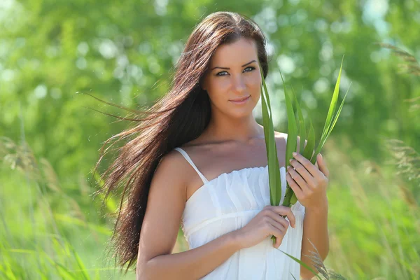 Sexy joven mujer en un vestido blanco en la hierba — Foto de Stock