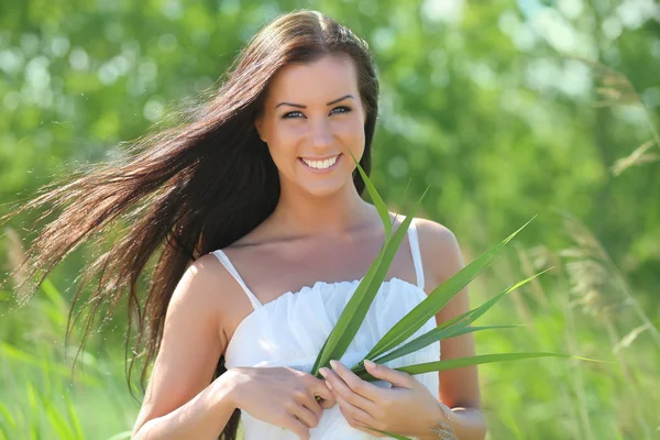 Sexig ung kvinna i en vit klänning i gräset — Stockfoto