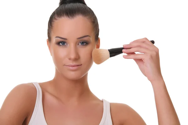 Mooie jonge vrouw houdt de make-up borstels — Stockfoto